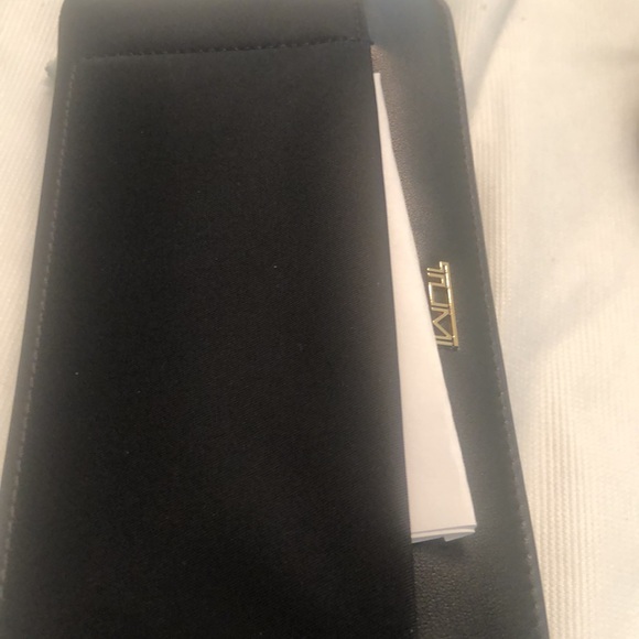 Tumi  New zip Round wallet Voyager collection 2 outside pocket easy access black - Picture 12 of 13